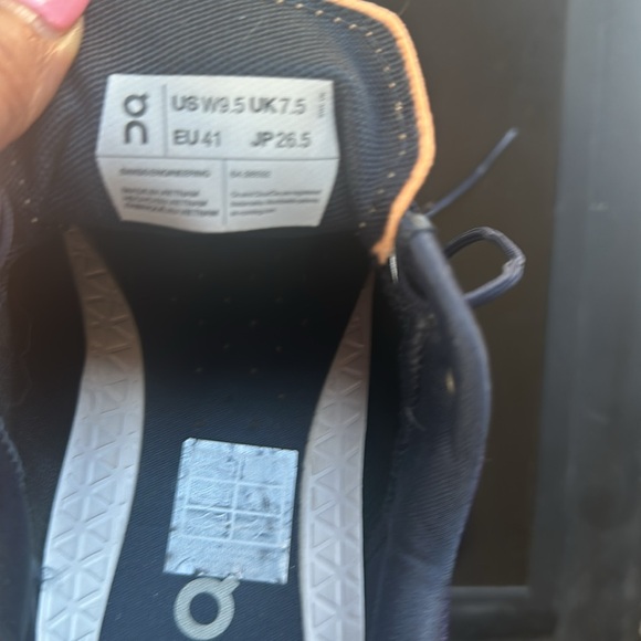 On Cloud sneakers - Like New -Excellent condition- worn about 4 times. - Picture 6 of 7